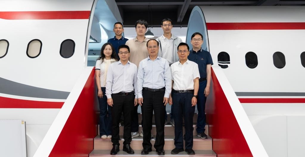 邱学青校长到90分钟足球网
调研指导工作