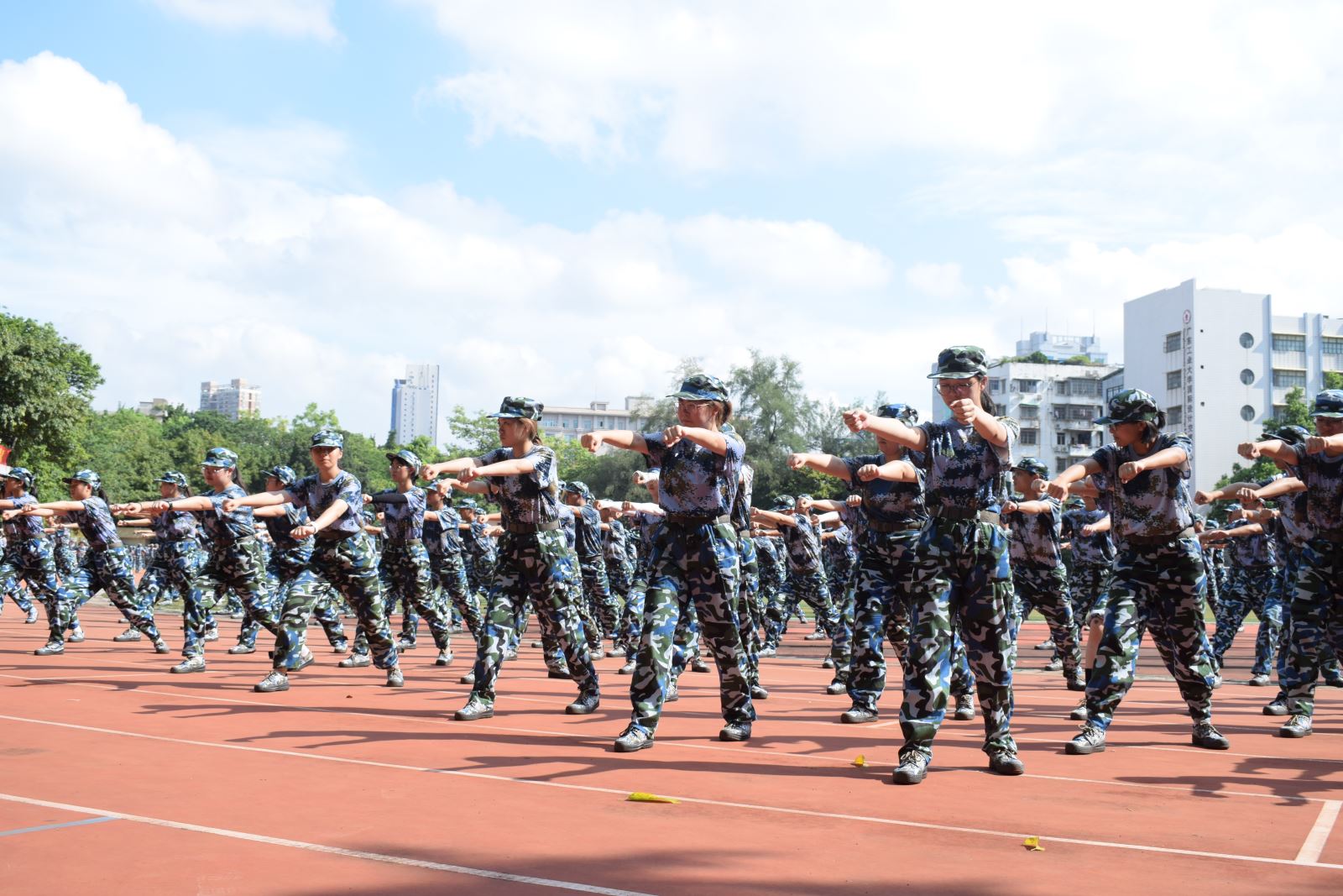 迷彩“艺”季2：90足球比分app
领导班子慰问军训教官和新生