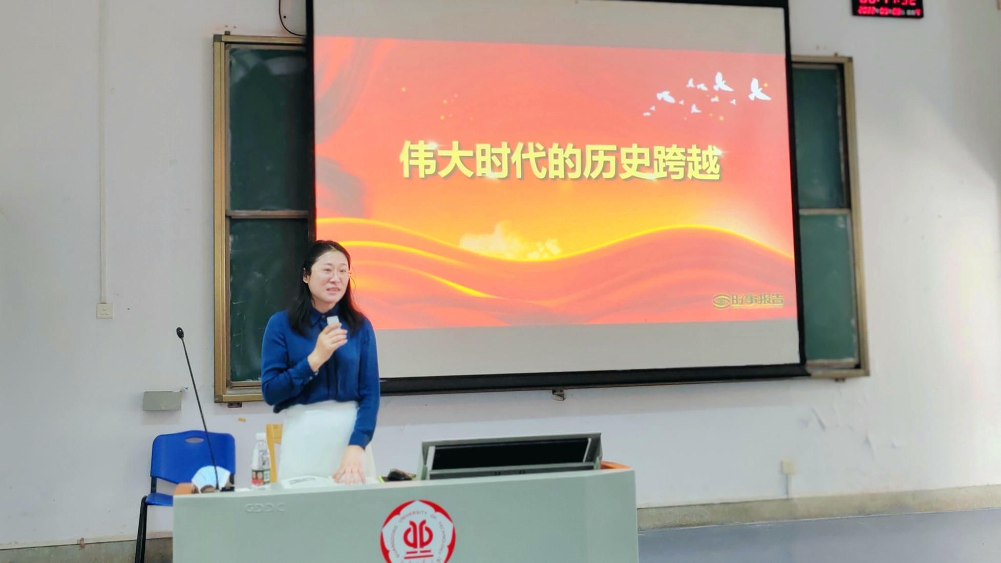 90足球比分app
党委书记为学生讲授“思政第一课”