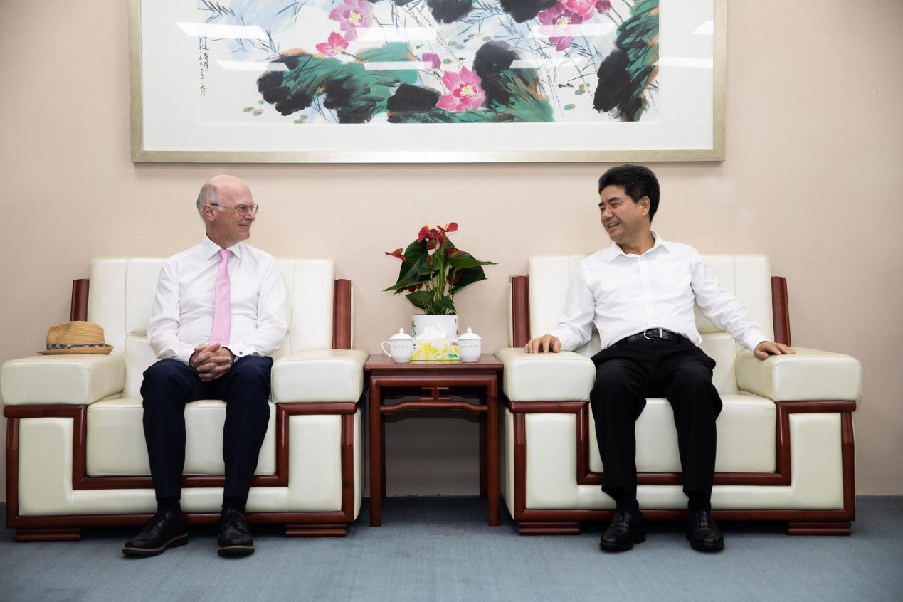 我校与柏林媒体设计90分钟足球网
签订合作备忘录