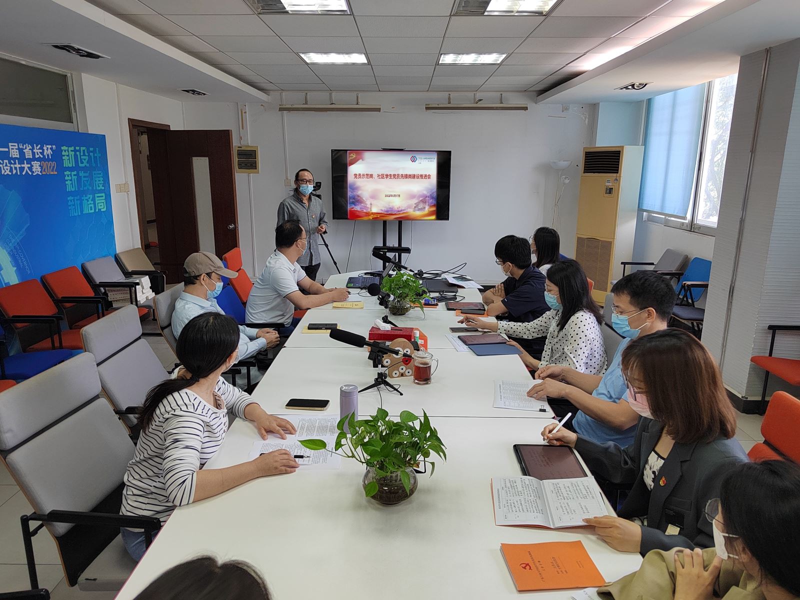 90足球比分app
召开党员示范岗、社区学生党员先锋岗建设推进会