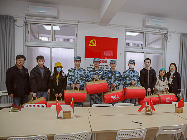 军训新“艺”２：冬日关怀，暖“艺”融融 ——90分钟足球网
领导老师慰问家庭经济困难学生