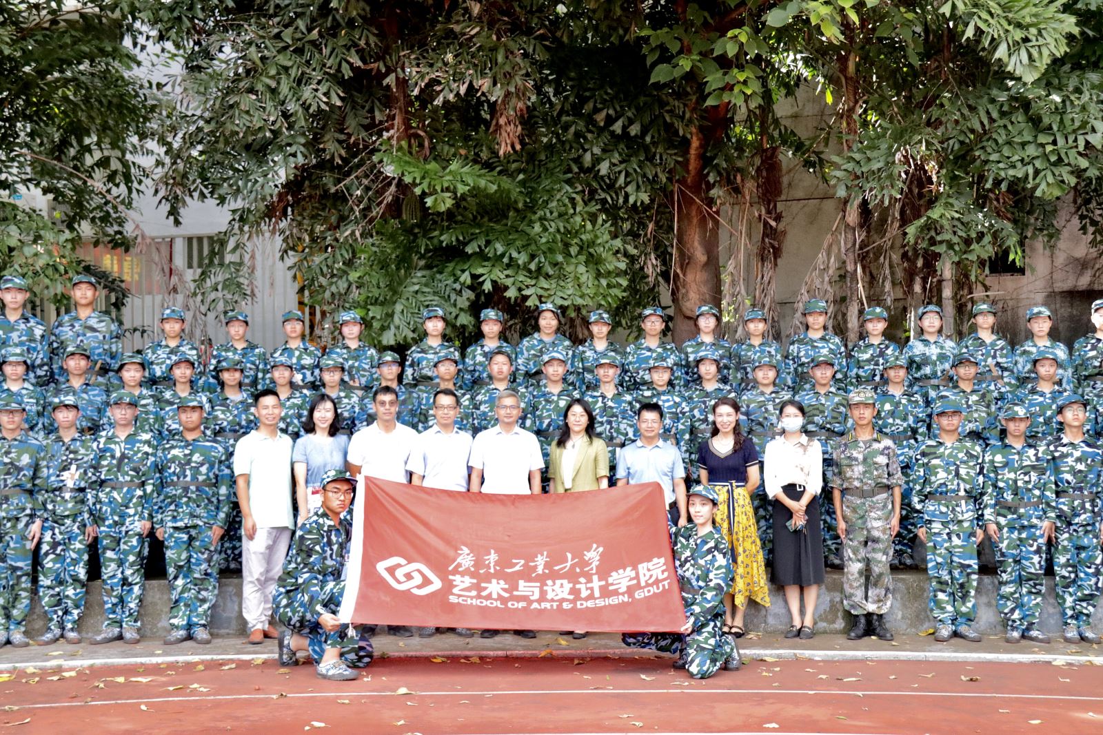 迷彩“艺”季1：承领导关怀，壮新生志气——校领导亲切慰问90足球比分app
军训新生