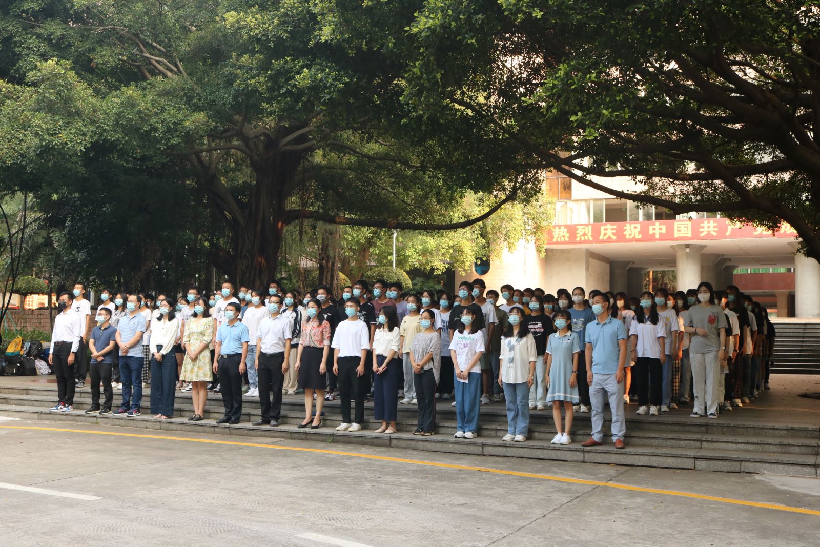 赓续百年薪火，践行强国誓言——90足球比分app
举行2021级新生升国旗主题教育活动