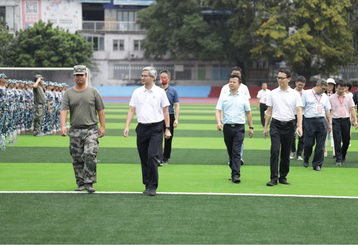 校领导亲切慰问90足球比分app
军训新生